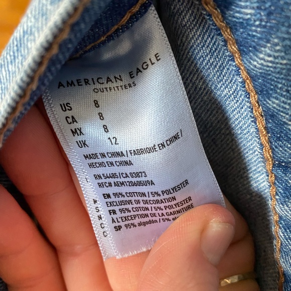 American Eagle Jean Mom Short Size 8 Medium Wash - Picture 3 of 4